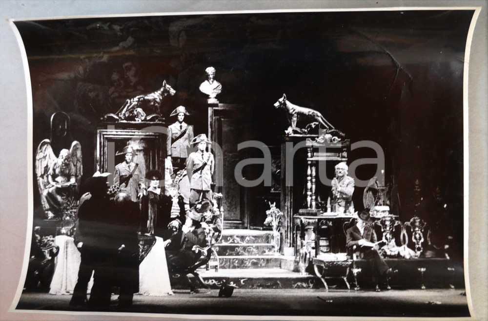 1974/75 ROMA Teatro Opera 2 - MOLIERE "Tartufo" regia MISSIROLI (2) Foto 40x29  Fotografia originale, con timbro del fotografo al verso.E' in scena Ugo Tognazzi nei panni di Tartufo.FOTOGRAFO: Marcello Norberth - RomaCONDIZIONI: VP (piegature evidenti al lato destro)FORMATO: 40x29 cm    originale e autentica 1