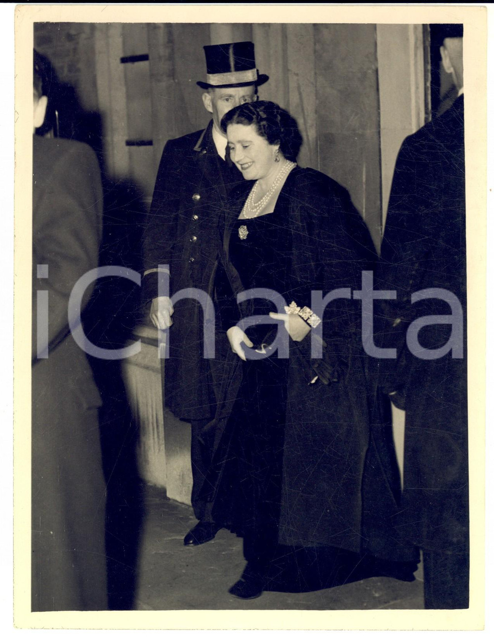 1954 LONDON MIDDLE TEMPLE Queen after a dining with her fellow-benchers *Photo