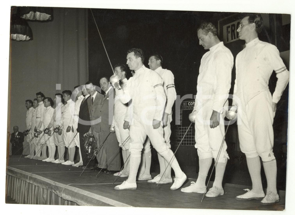 1954 GENOVA Coppa Molié - Squadra italiana di spada con Mario MANGIAROTTI *Foto Fotografia d'epoca con didascalia coeva al verso. CONDIZIONI: G (ma lievi sovraimpressioni)FORMATO: 18x13 cm     originale e autentica 1