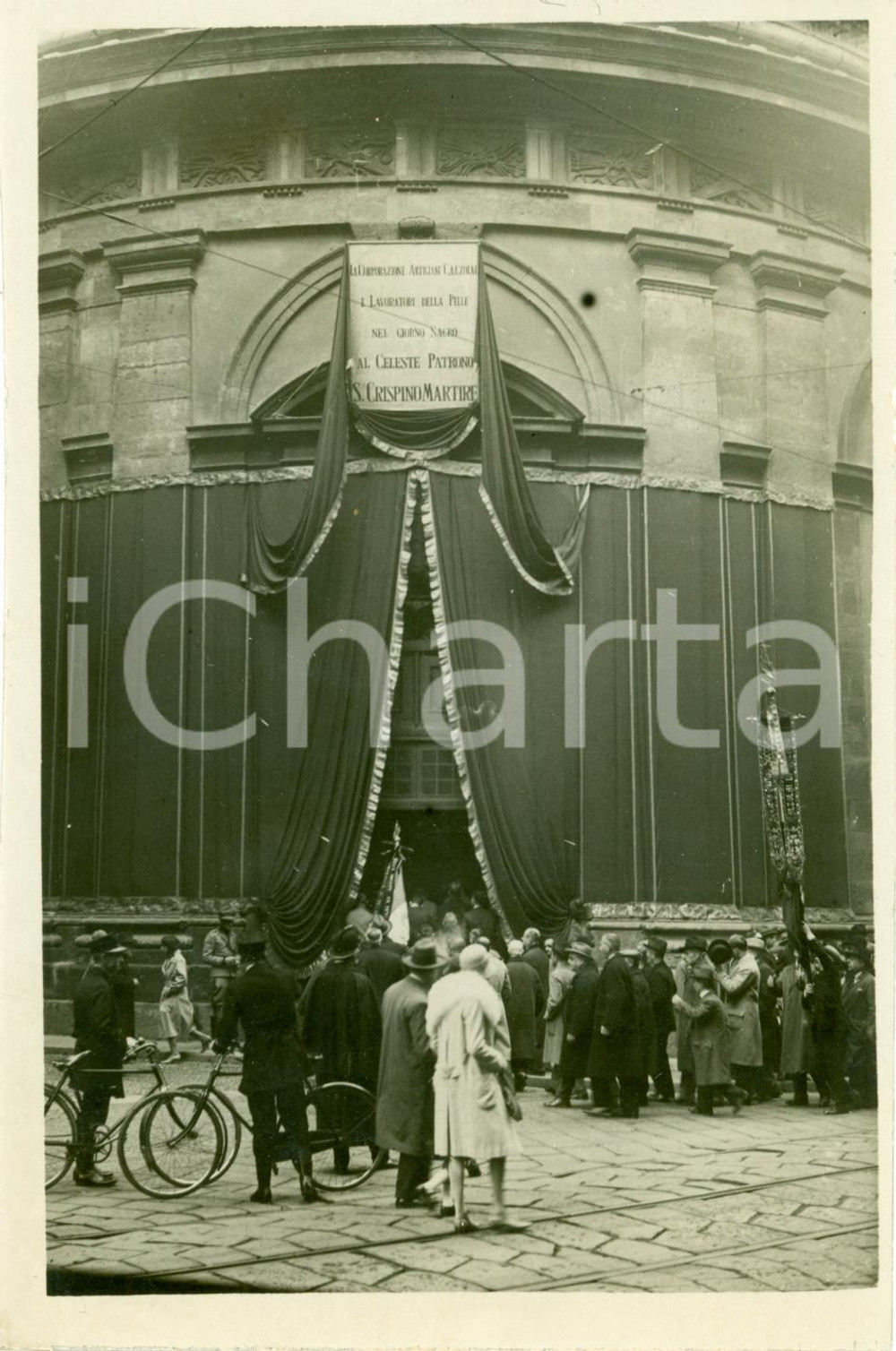 Fotografia d epoca originale 1929 MILANO Corteo dei calzolai festa di SAN CRISPINO in chiesa SAN SEBASTIANO 1