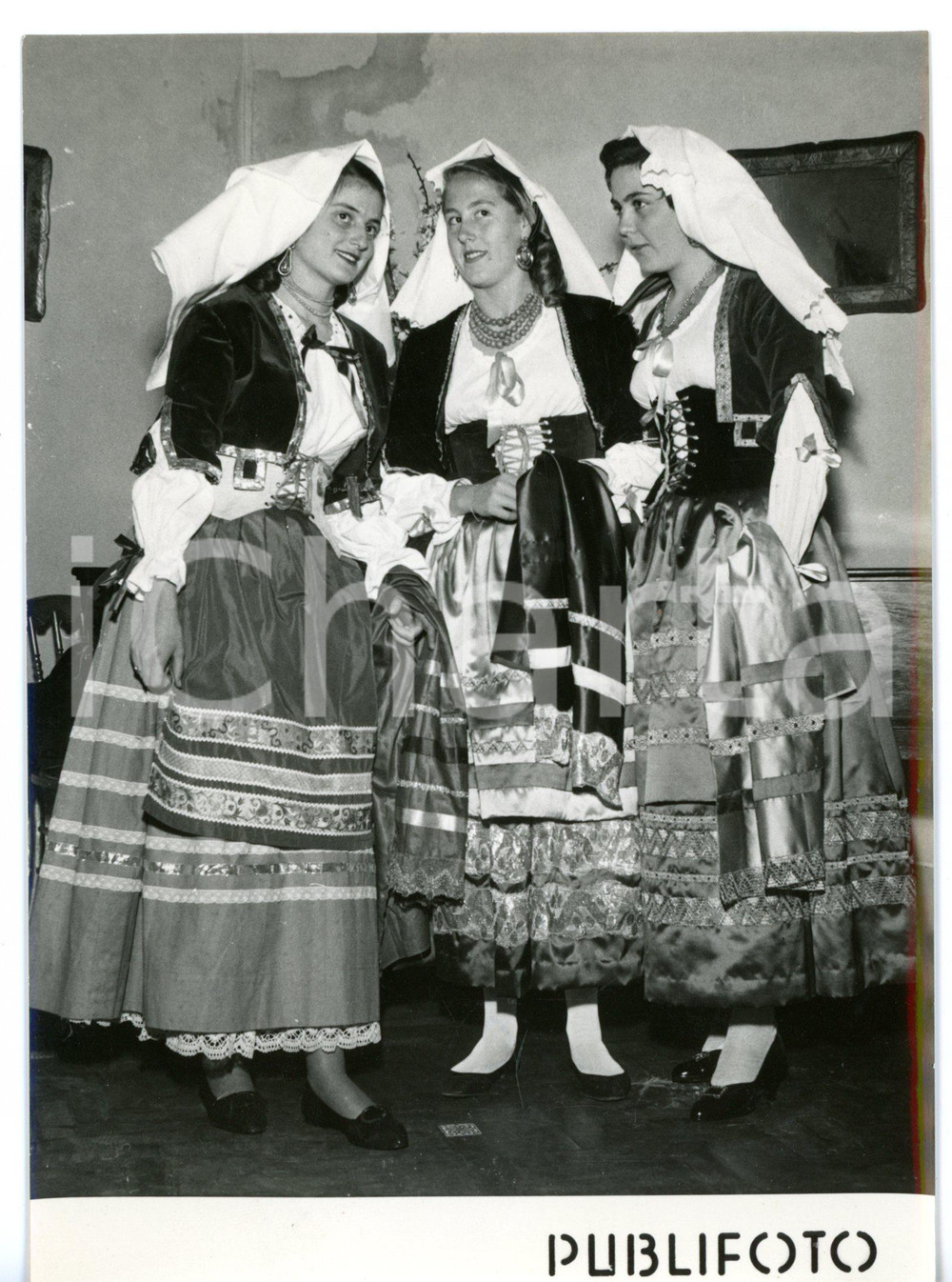 1955 NAPOLI Aristocratiche in costume regionale per nozze di Maria Pia di SAVOIA