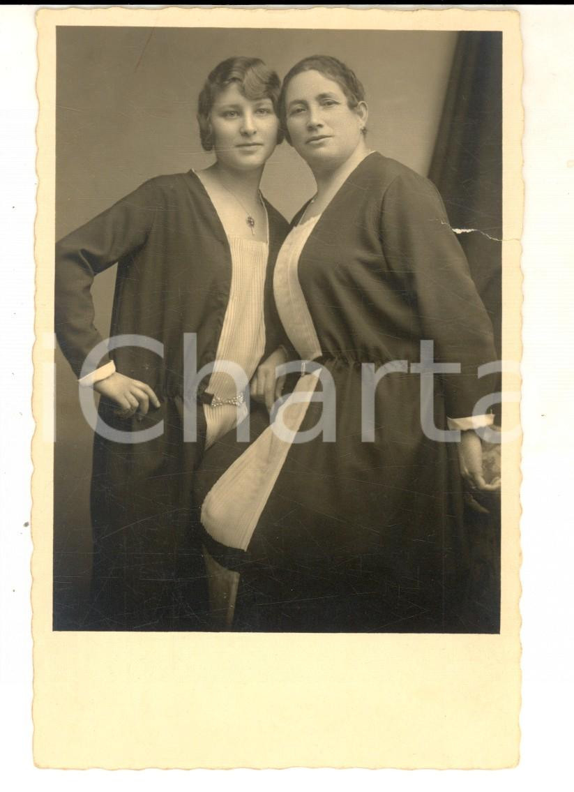 Fotografia d epoca originale 1920 ca MUNCHEN Ritratto di due sorelle Foto Boris NIELANDER DANNEGGIATA 1