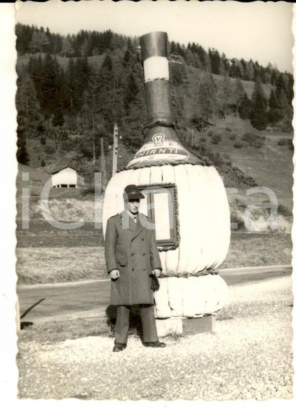 Fotografia d epoca originale 1964 SAN CANDIDO BZ Alpino con finta bottiglia di CHIANTI Foto CURIOSA 7x10 1