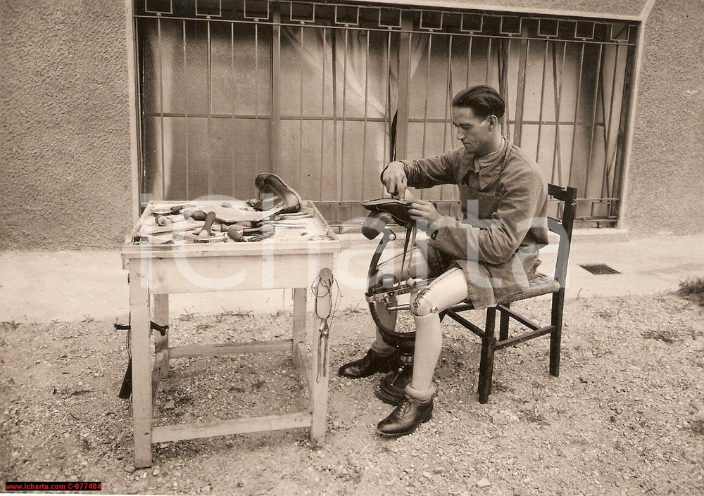 Fotografia d epoca originale 1938 Milano Istituto Ortopedico Ciabattino mutilato 1