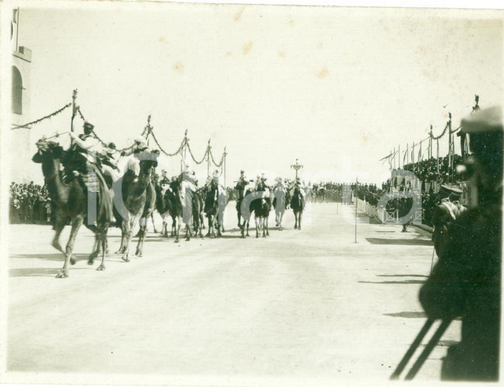 Fotografia d epoca originale 1930 ca ZUARA LIBIA Parata militare per arrivo Sovrani d ITALIA Fotografia 1