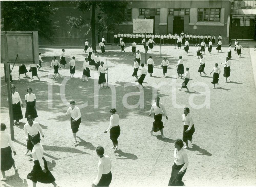 Fotografia d epoca originale 1935 TORINO OPERA BALILLA Dirigenti scuole elementari giocano all aperto FOTO 1