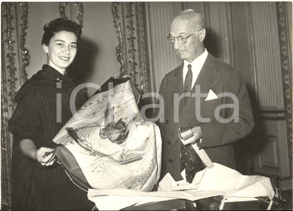 1957 ROMA Ambasciatore James ZELLERBACH riceve Benedetta VIGANO' Miss Silk *Foto