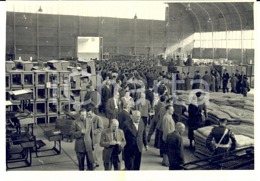 1953 FIERA DI TRIESTE Asta dei beni dei militari anglo-americani - Foto 18x13 cm Fotografia d'epoca, con didascalia coeva.CONDIZIONI: G (ma lievi ingiallimenti)FORMATO: 18x13 cm      originale e autentica 1