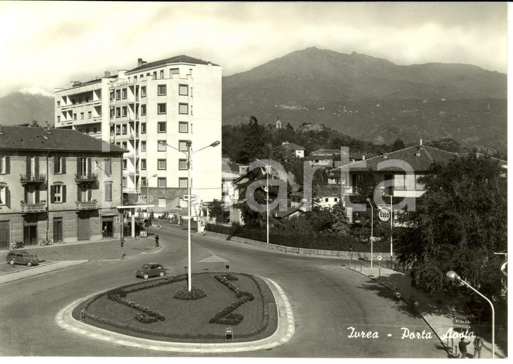 Cartolina originale da collezione 1950 ca IVREA TO Veduta di PORTA AOSTA con distributore ESSO Cartolina FG NV 1