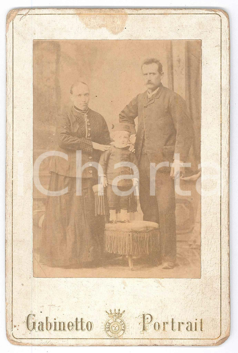 Fotografia d epoca originale 1890 ca COSTUME ITALIA Famiglia con bambino su poltrona Foto 11x16 cm 1