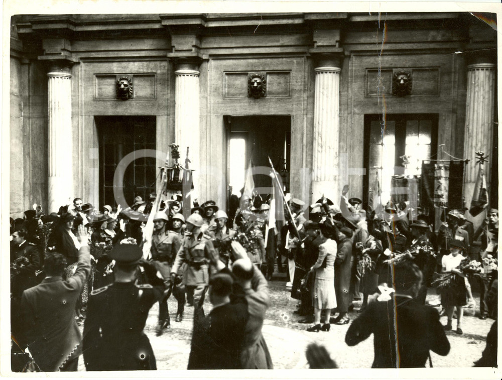 Fotografia d epoca originale 1938 MILANO Bandiere Reggimenti diretti al PIAVE escono da stazione DANNEGGIATA 1