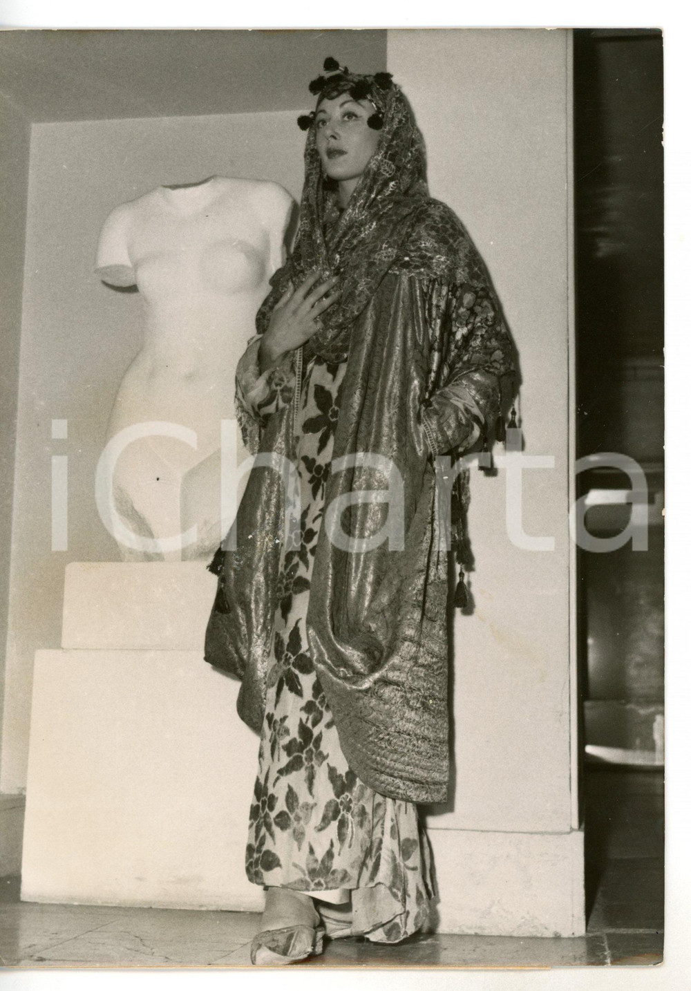 1954 PARIS - MISS EUROPA Miss Mediterraneo GRYMONPREZ in abito tradizionale 