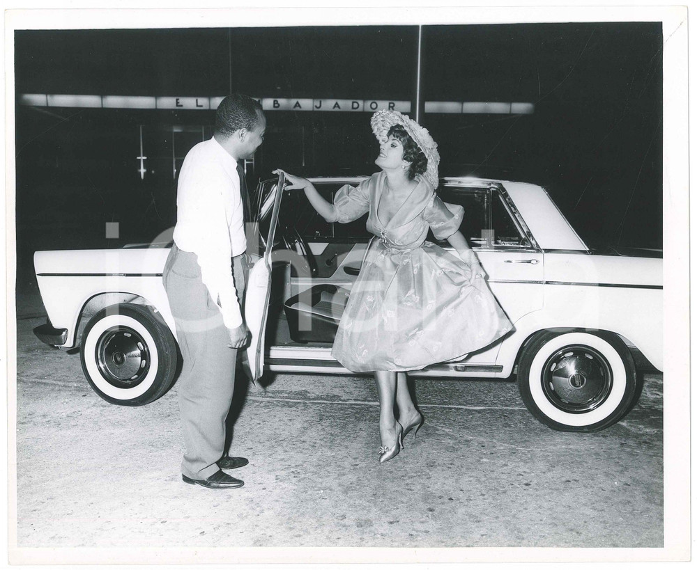 1959 MEXICO Silvana PAMPANINI posa con FIAT 1800 Foto 25x20 cm (11)  Fotografia d'epoca. GOOD/buono  Formato: 20x25  originale e autentica 1