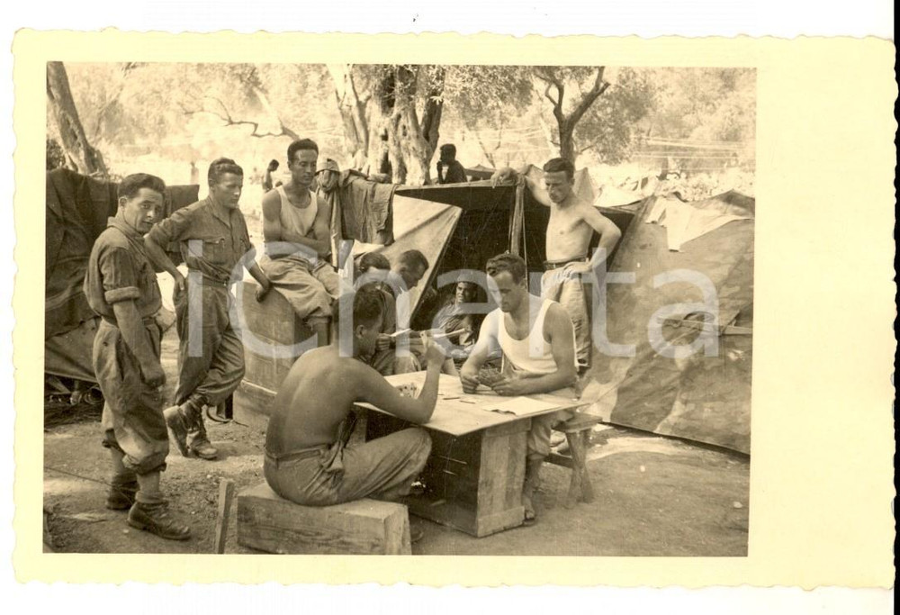 Fotografia d epoca originale 1940 ca WW2 REGIO ESERCITO Una partita a carte in accampamento Foto cartolina 1