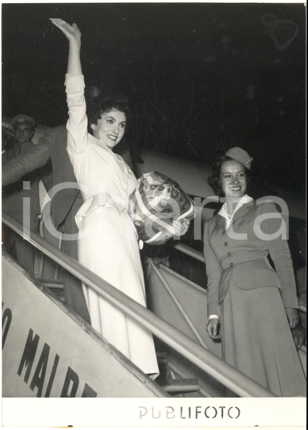 1954 MILANO MALPENSA Gina LOLLOBRIGIDA in partenza con un panettone *Foto 13x18