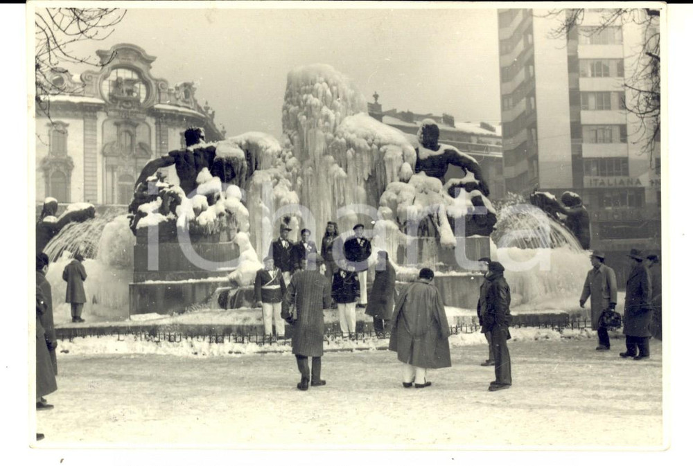 Fotografia d'epoca originale 1956 TORINO Piazza SOLFERINO Ex militari posano con la fontana ghiacciata *Foto 1