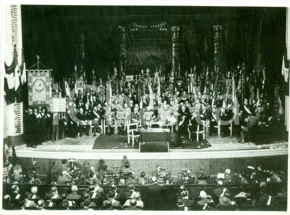 Fotografia d epoca originale 1932 MILANO TEATRO LIRICO Duca di BERGAMO al rapporto dei Combattenti Foto 1