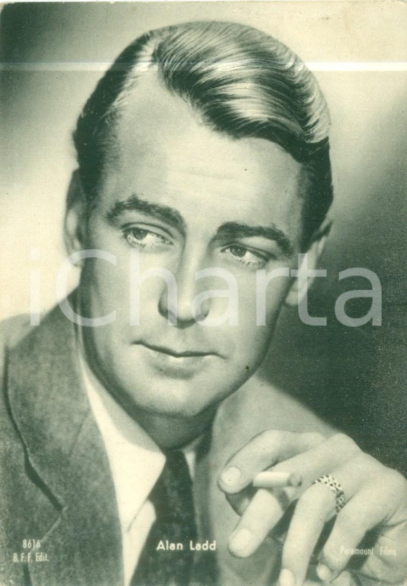 Cartolina originale da collezione 1945 ca CINEMA Attore Alan LADD fuma una sigaretta Cartolina FG NV 1