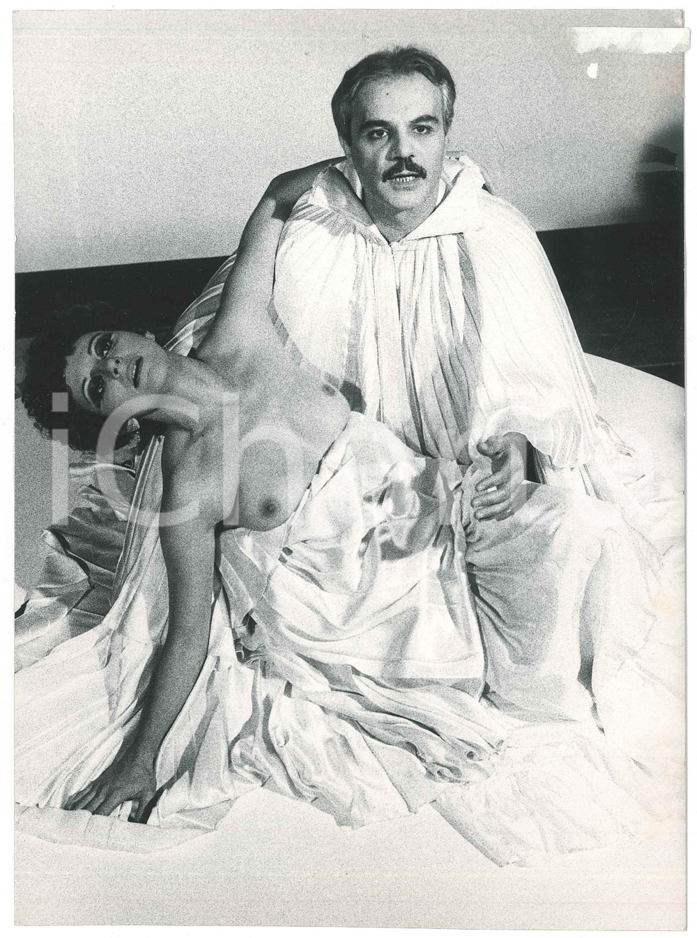 1980 TEATRO Ludovica MODUGNO Gigi ANGELILLO in "Spostamenti d'amore" di Jarry Fotografia originale con didascalia al verso. POOR/danneggiato increspatura al lato destro e residuo cartaceo Formato: 18x24 cm originale e autentica 1
