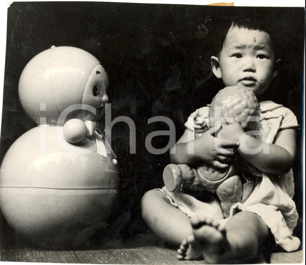 Fotografia d'epoca originale 1943 TOKYO Sono la bambola piÃ¹ felice del mondo FOTO 1