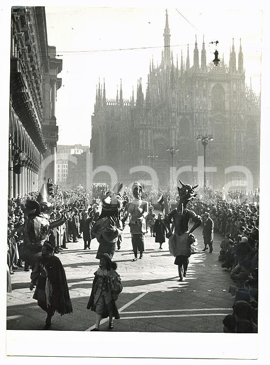 Fotografia d epoca originale 1955 MILANO  CARNEVALE Sfilata carri allegorici attraversa Piazza Duomo Foto 1