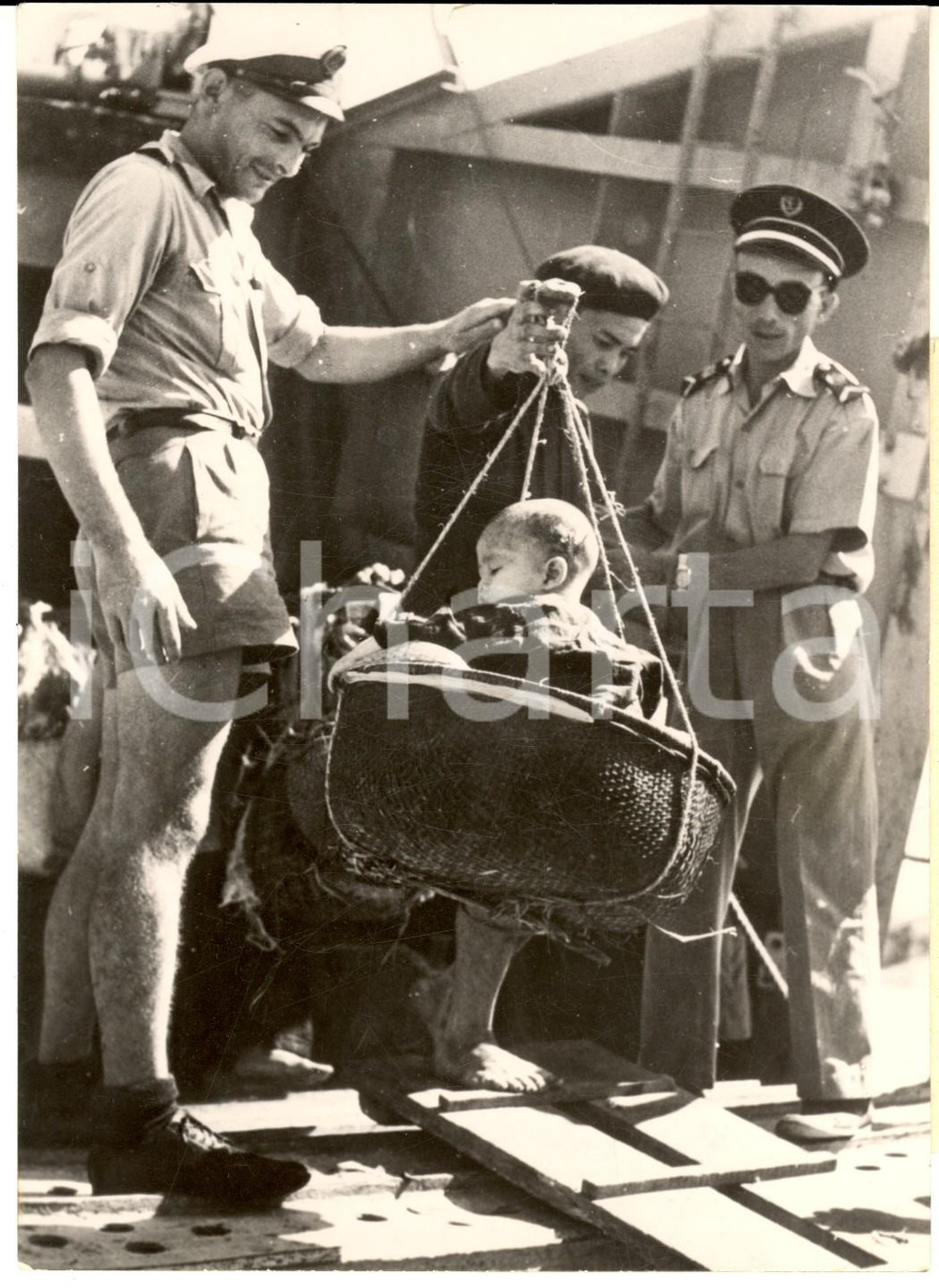 1954 GUERRA DEL VIETNAM Imbarco di bambino rifugiato in una cesta *Foto 13x18
