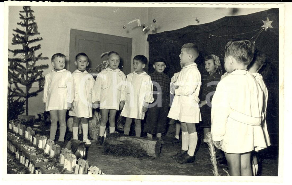 Fotografia d epoca originale 1950 ca MILLESIMO Teatro delle suore  spettacolo di Natale Foto 14x8 cm 1