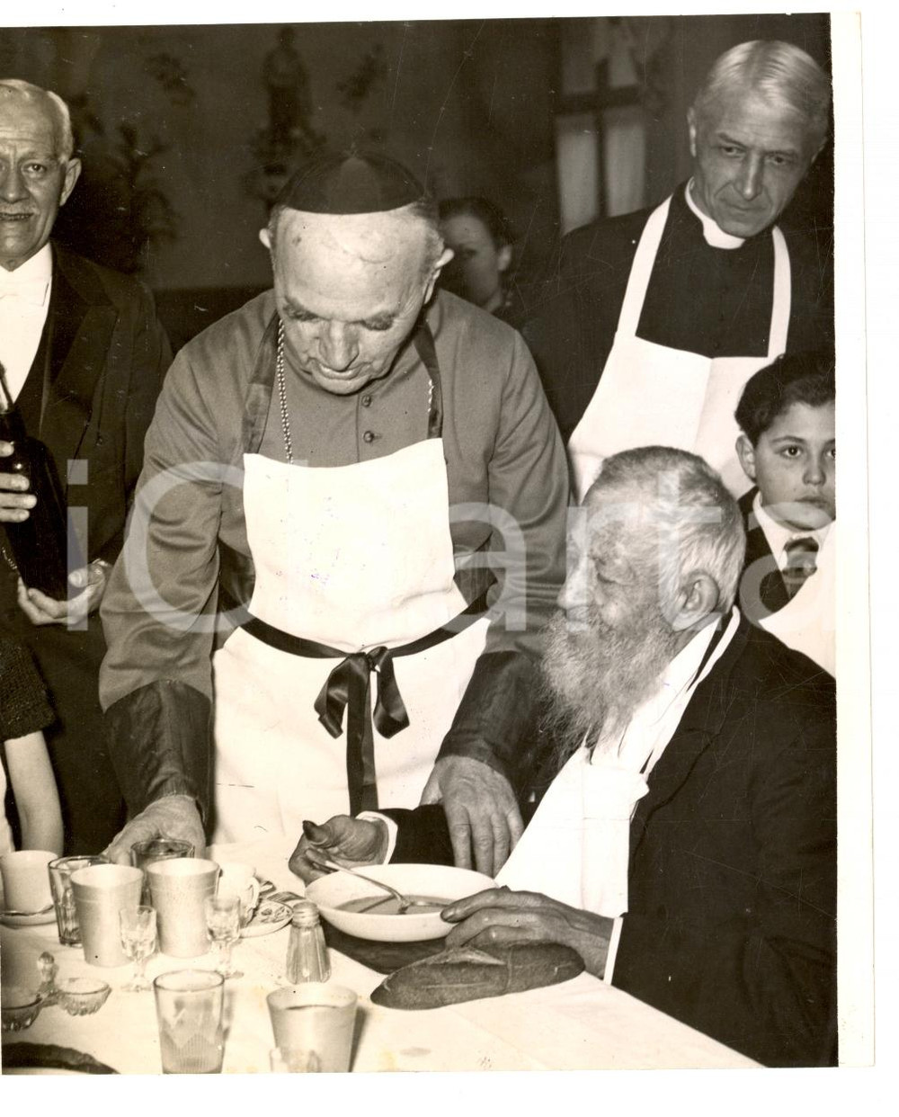 Fotografia d epoca originale 1939 PARIS Cardinale Jean VERDIER serve a tavola alla mensa dei poveri Foto 1