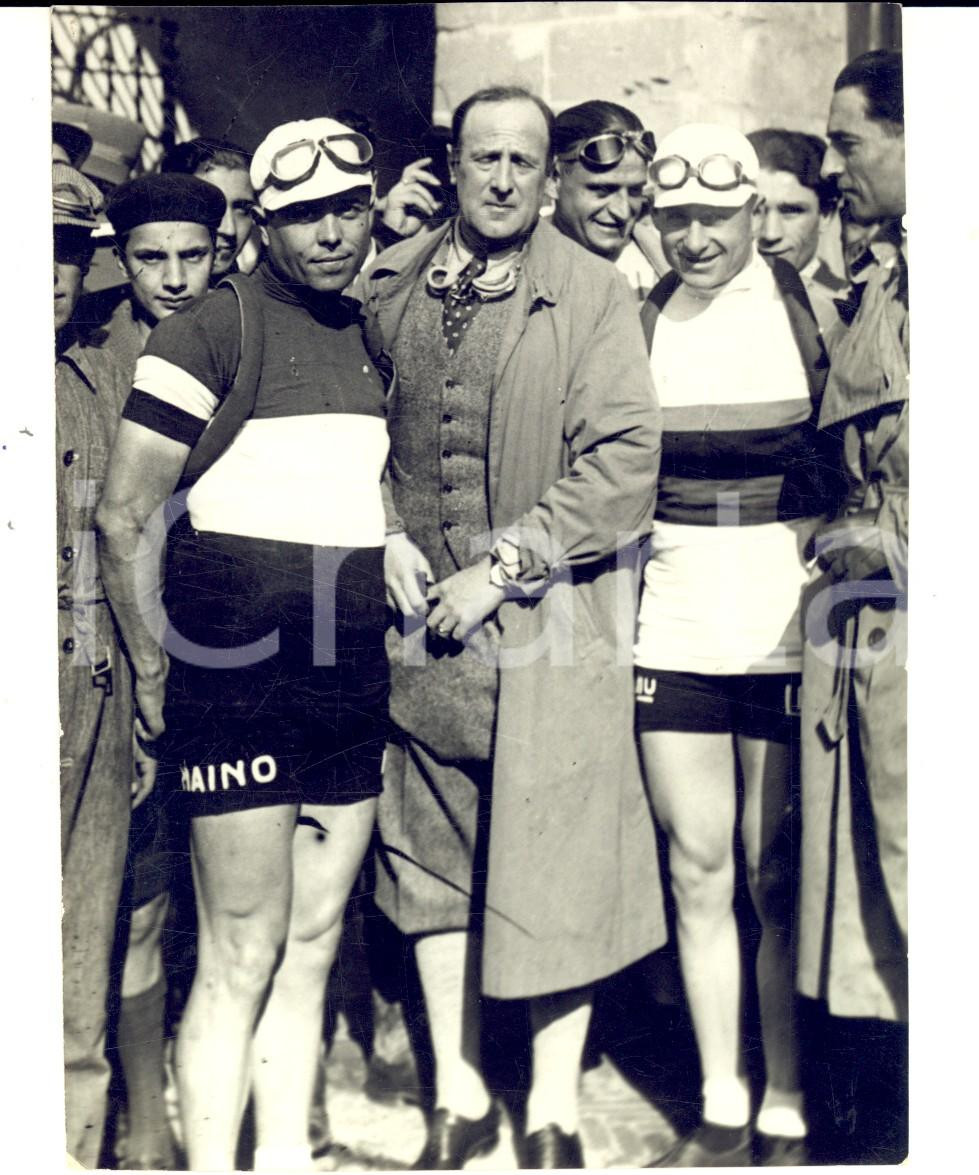 Fotografia d epoca originale 1940 ca MILANO CICLISMO Atleti della squadra MAINO con i cronisti  Foto 12x14 1