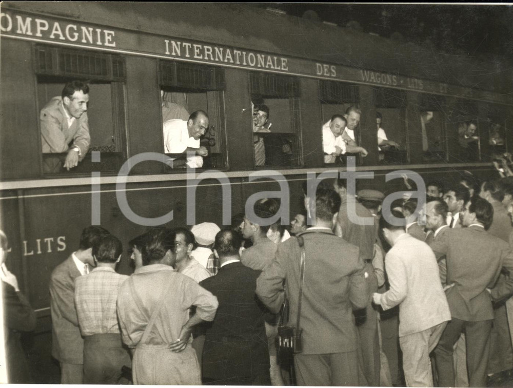 1956 MILANO Folla saluta i ciclisti in partenza per Mondiali Copenhagen - Foto