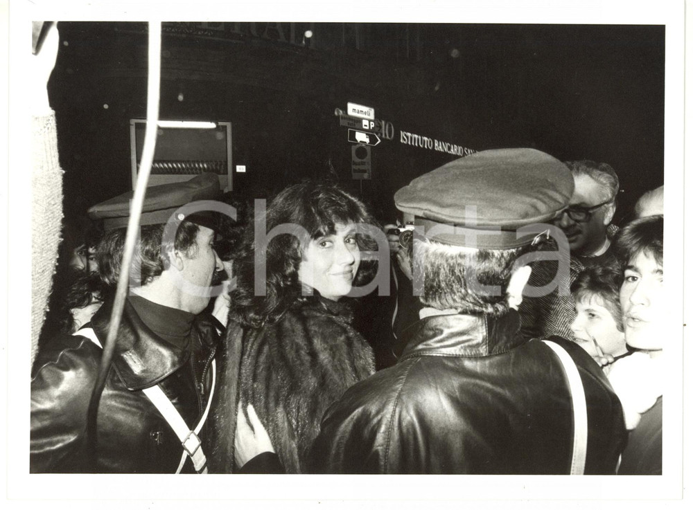 1985 SANREMO Via Mameli - Gigliola CINQUETTI scortata dalla Polizia *Foto 24x18