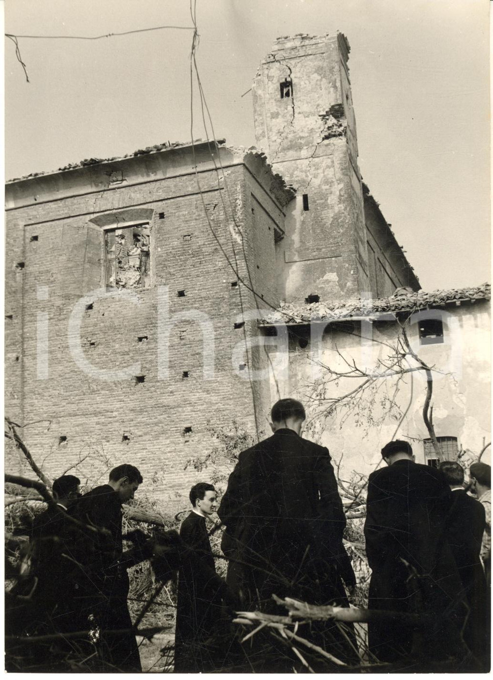 1957 ROBECCO PAVESE Preti davanti alla chiesa distrutta dal tornado *Foto 13x18