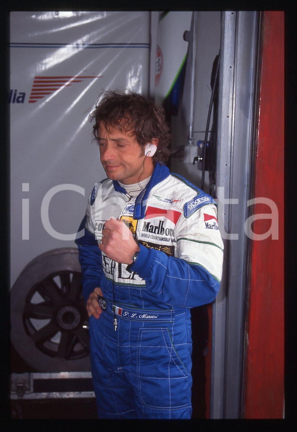 35mm vintage slide* 1994 FORMULA 1 Pierluigi MARTINI Scuderia MINARDI ai box (5) Diapositiva d'epoca, in formato 35 mm.CONDIZIONI: GOODTutti i diritti riservatiE' severamente vietata la riproduzione. ICharta mette in vendita, sul negozio eBay e in esclusiva sul sito "icharta" il proprio archivio composto da numerose diapositive e negativi fotografici d'epoca, tutti originali e autentici, che attraversano la storia del costume italiano tra gli la fine degli anni Sessanta e Novanta.Si tratta di uno sguardo inedito sull'attualit&agrave;, la politica, la vita quotidiana, il gossip e la cultura, che fotografa il cambiamento della nazione in quest'ultimo scorcio del XX secolo. Un'occasione unica per il mercato del collezionismo, che vede finalmente disponibile un archivio eccezionale per vastit&agrave;, tematiche e condizioni, in un settore (il negativo fotografico e la diapositiva) di assoluta novit&agrave; e dalle interessanti prospettive di investimento.  originale e autentica 1