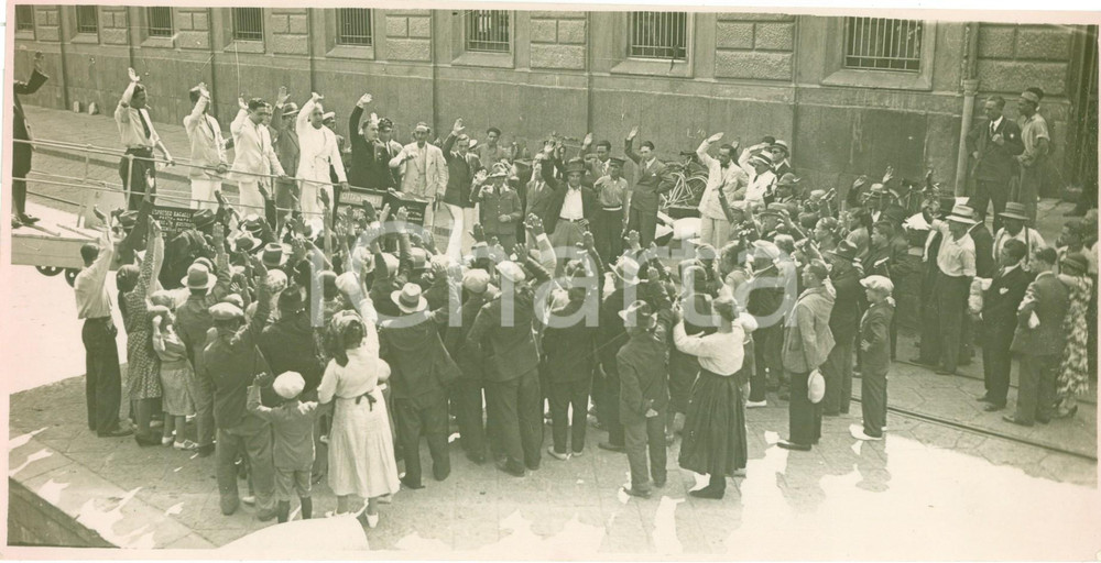 Fotografia d epoca originale 1934 NAPOLI Coloni delle MARCHE partono per LIBIA su piroscafo CITTA  DI TRIPOLI 1