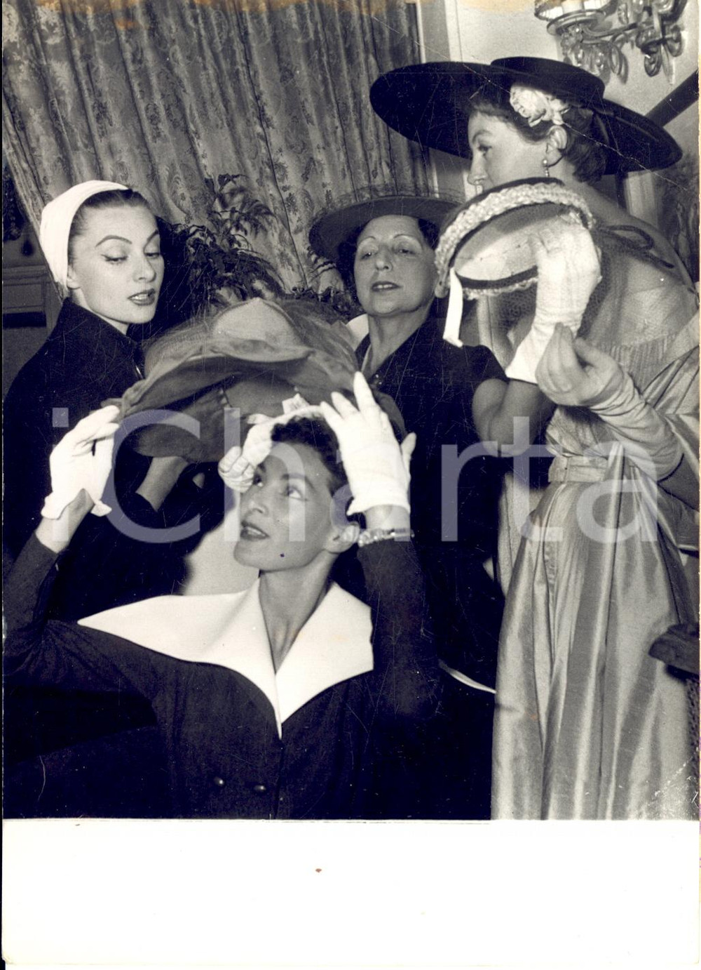 1953 PARIS Claude SALVY mette un cappello alla modella LUCKY *Foto DANNEGGIATA