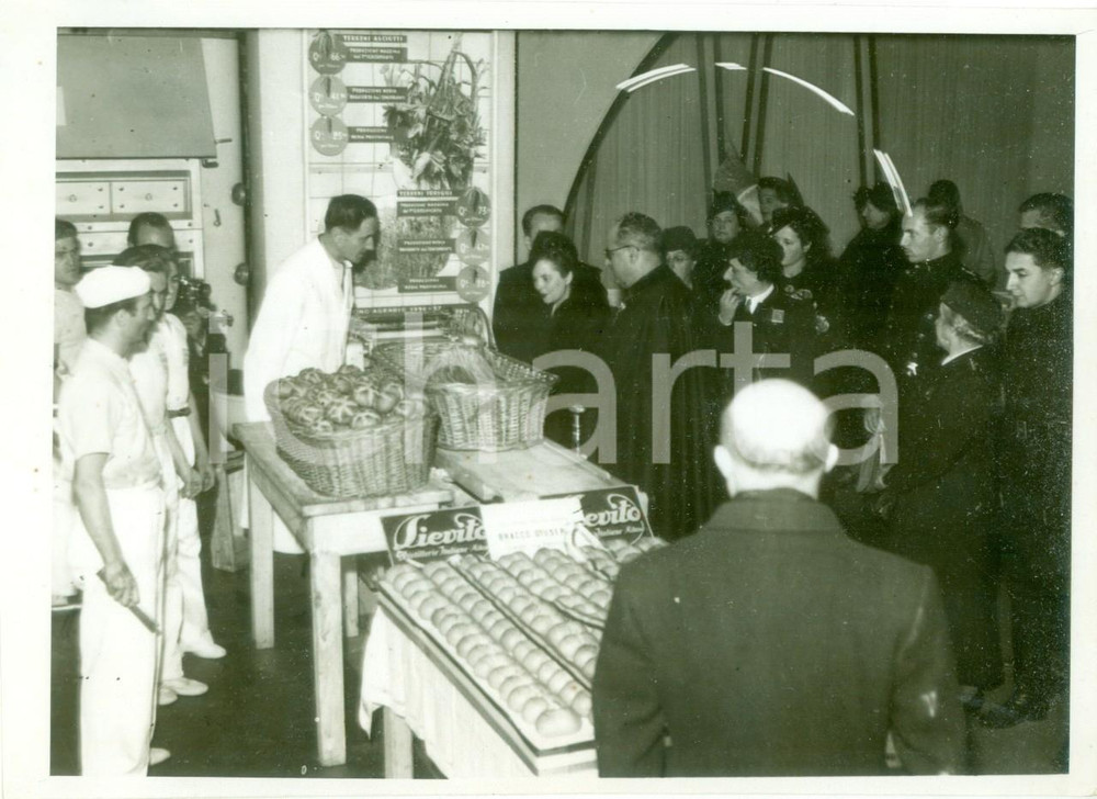 Fotografia d epoca originale 1938 TORINO Duchessa di PISTOIA visita rassegna sull autarchia Fotografia 1