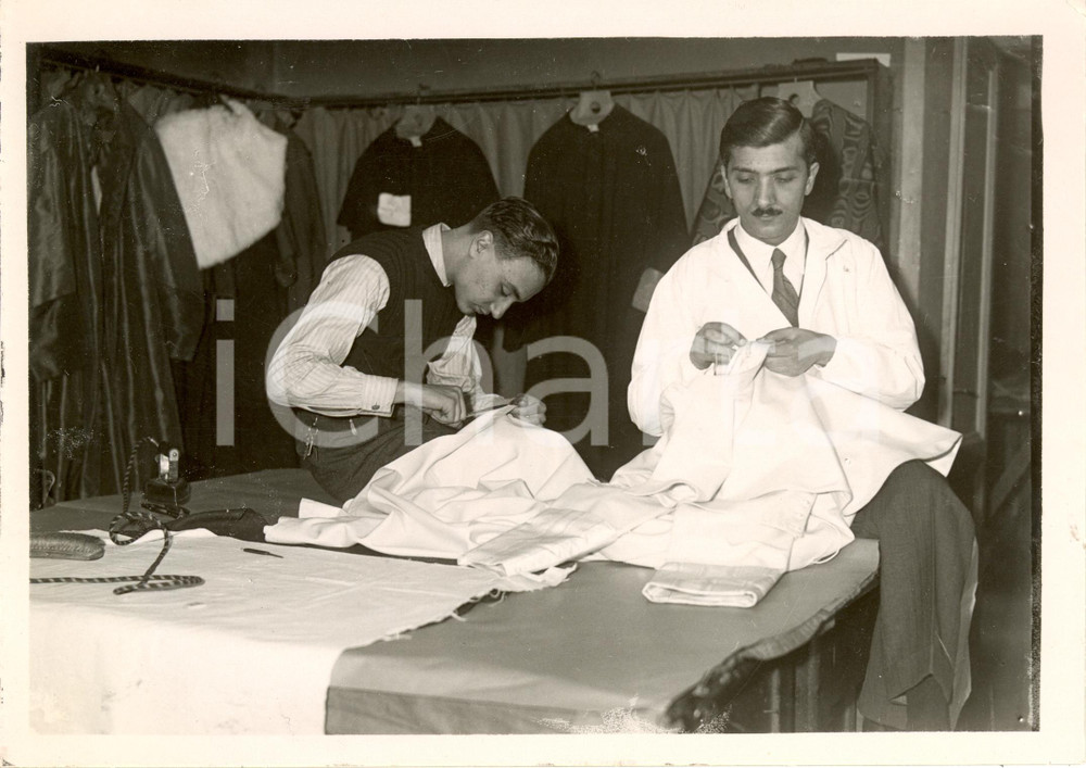 Fotografia d epoca originale 1939 ROMA Sarti confezionano vestiti per il nuovo Pontefice Fotografia 1