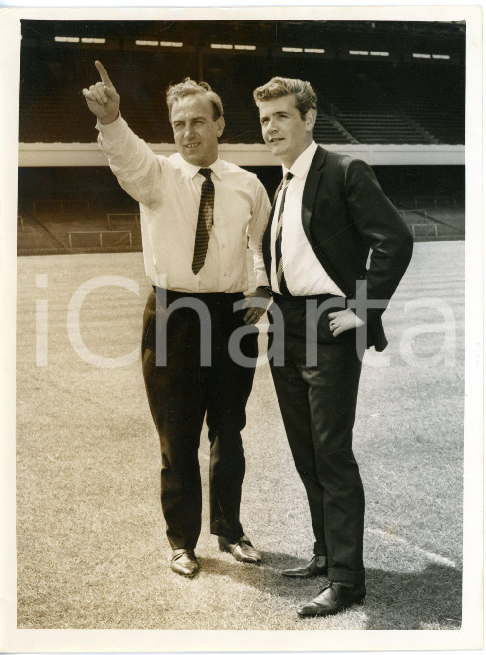 1962 LONDON HIGHBURY FOOTBALL Arsenal Stadium - Coach Billy WRIGHT and Joe BAKER