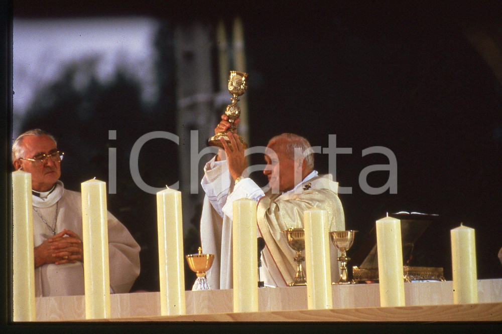 35mm vintage slide* 1986 ARS - FRANCE Messa di GIOVANNI PAOLO II (8)  Diapositiva d'epoca, in formato 35 mm.CONDIZIONI: GOODE' severamente vietata la riproduzione. Tutti i diritti sono riservati.Nella diapositiva ICharta mette in vendita, sul negozio eBay e in esclusiva sul sito "icharta" il proprio archivio composto da numerose diapositive e negativi fotografici d'epoca, tutti originali e autentici, che attraversano la storia del costume italiano tra gli la fine degli anni Sessanta e Novanta.Si tratta di uno sguardo inedito sull'attualit&agrave;, la politica, la vita quotidiana, il gossip e la cultura, che fotografa il cambiamento della nazione in quest'ultimo scorcio del XX secolo. Un'occasione unica per il mercato del collezionismo, che vede finalmente disponibile un archivio eccezionale per vastit&agrave;, tematiche e condizioni, in un settore (il negativo fotografico e la diapositiva) di assoluta novit&agrave; e dalle interessanti prospettive di investimento.  FAIR/discreto   originale e autentica 1