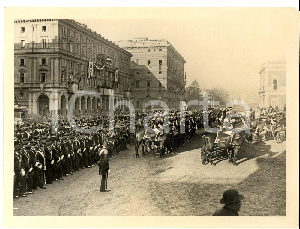 Fotografia d epoca originale 1940 ca ROMA Piazza dei Cinquecento  Cerimonia allievi ufficiali e cavalleria 1