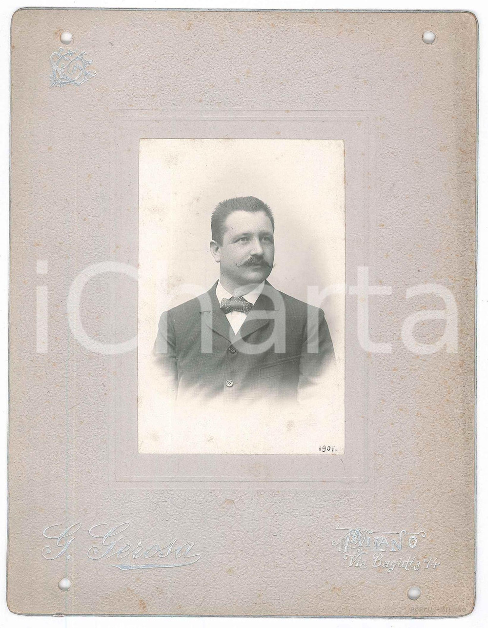 1901 MILANO Ritratto maschile con cravattino a pois - Foto GEROSA 13x17 cm Fotografia d'epoca, su cartoncino rigido.FOTOGRAFO: G. Gerosa - Milano, via Bagutta 14   POOR/danneggiato fori angolari Formato: 13x17 cm originale e autentica 1