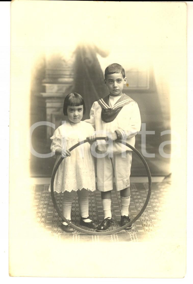 Fotografia d epoca originale 1910 ca GENOVA Ritratto di due fratellini con cerchio Foto cartolina A. TESTA 1