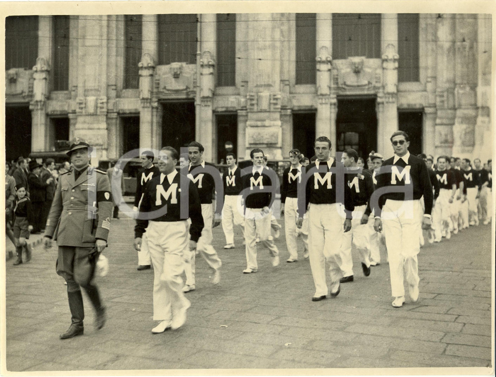 Fotografia d epoca originale 1937 MILANO Rino PARENTI con GUF vincitore dei LITTORIALI Fotografia 1