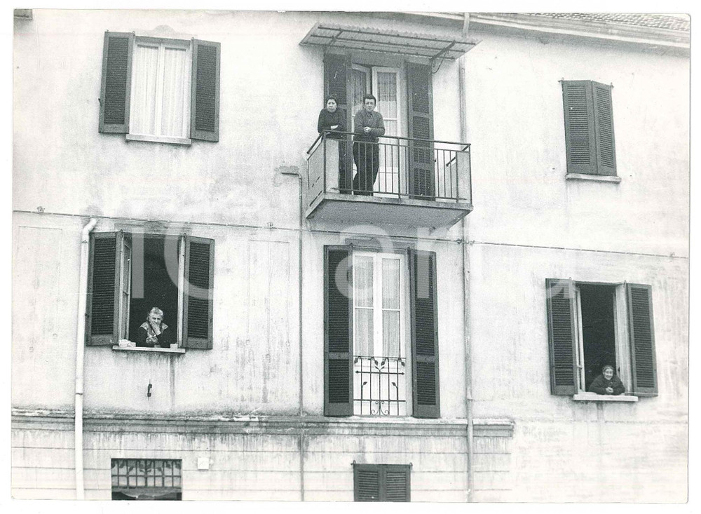 Fotografia d epoca originale 1968 ALLUVIONE PAVIA  Cittadini alle finestre Fotografia 18x13 cm 1