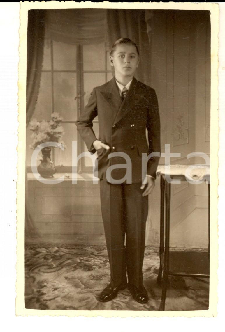 Fotografia d epoca originale 1940 ca ABBAZIA ISTRIA Ritratto di adolescente in abito adulto Foto LETIS 1