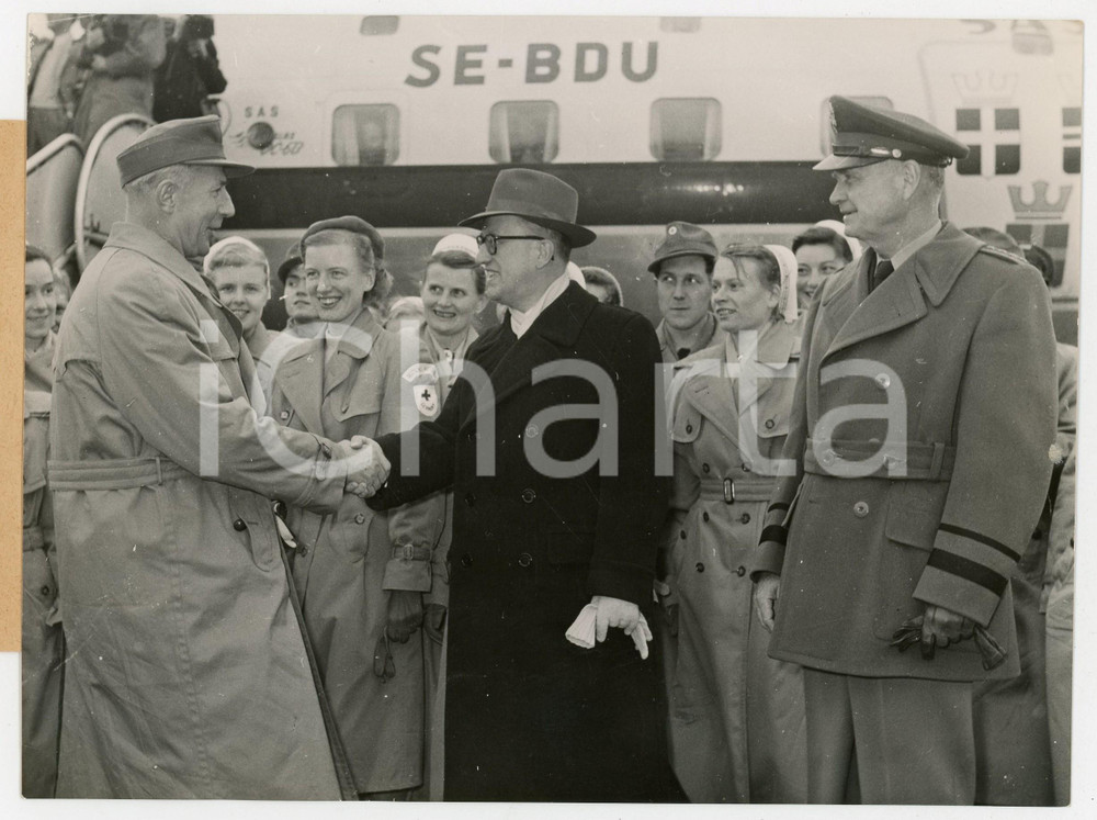 Fotografia d epoca originale 1954 FRANKFURT Walter HALLSTEIN greeting Red Cross chief Professor HUVER Photo 1