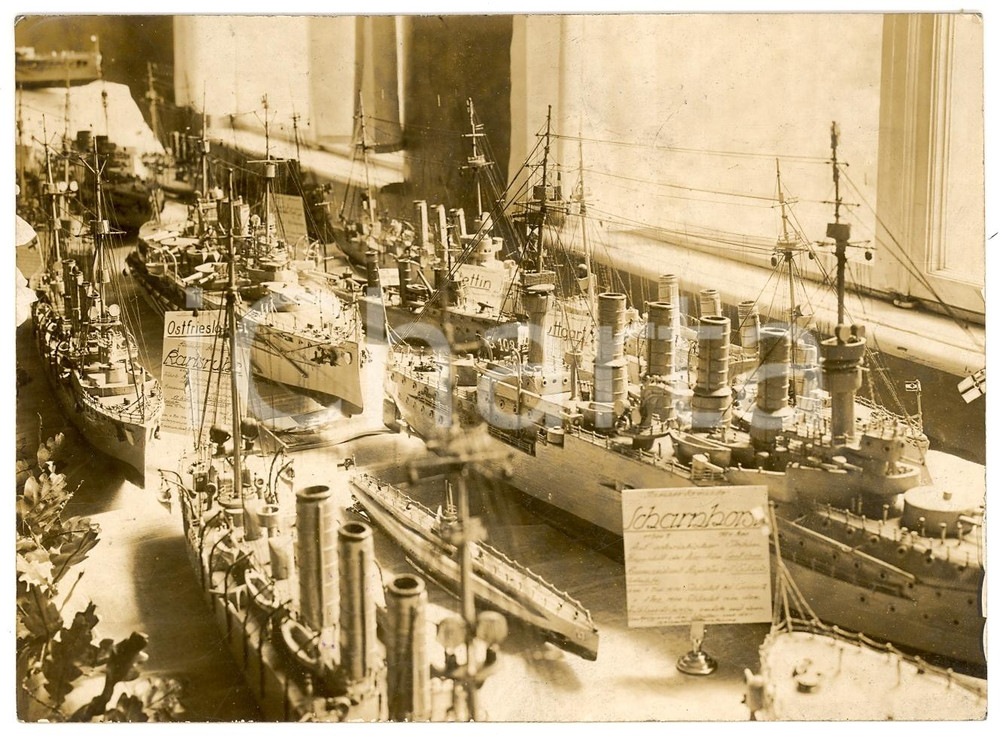 Fotografia d'epoca originale 1940 ca BERLIN Modellini navali Fritz RIECK-GORLITZ Mostra Deutschland zur See 1