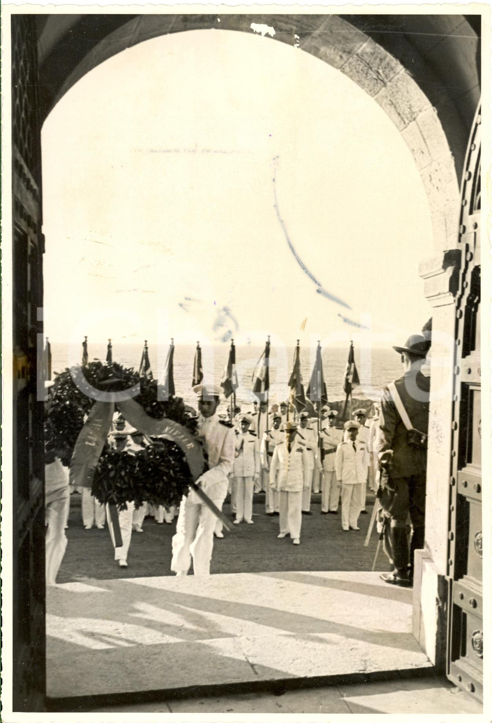 Fotografia d epoca originale 1939 TRIPOLI Marinai II Squadra al Monumento ai Caduti 1