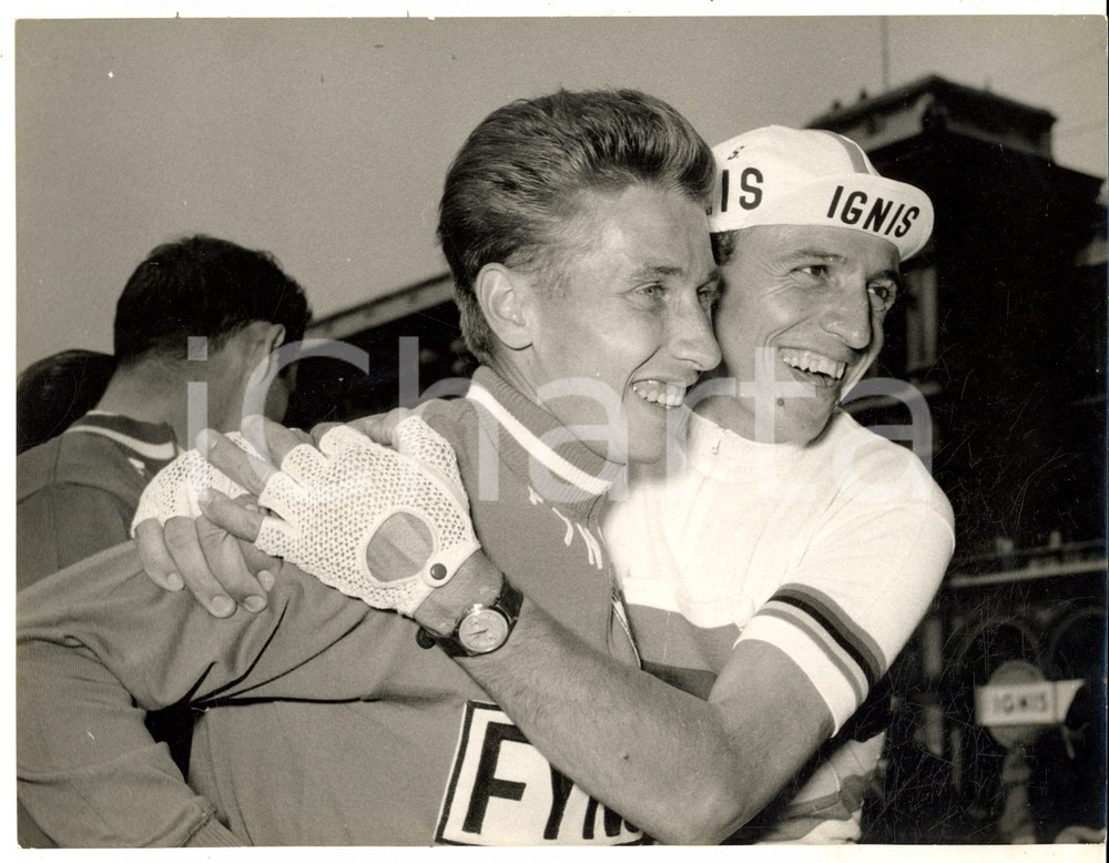 Fotografia d epoca originale 1959 GIRO D ITALIA Abbraccio tra Ercole BALDINI e Jacques ANQUETIL Foto 1