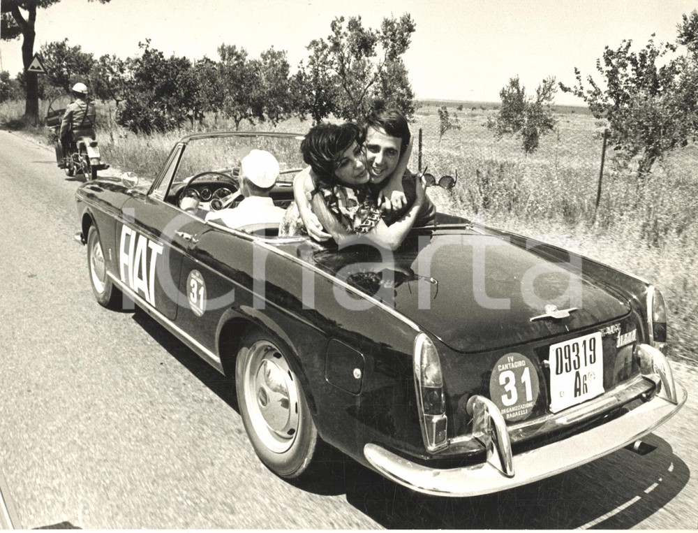 1965 CANTAGIRO Cantante Roby FERRANTE in viaggio su FIAT 1600 *Foto 24x18 cm
